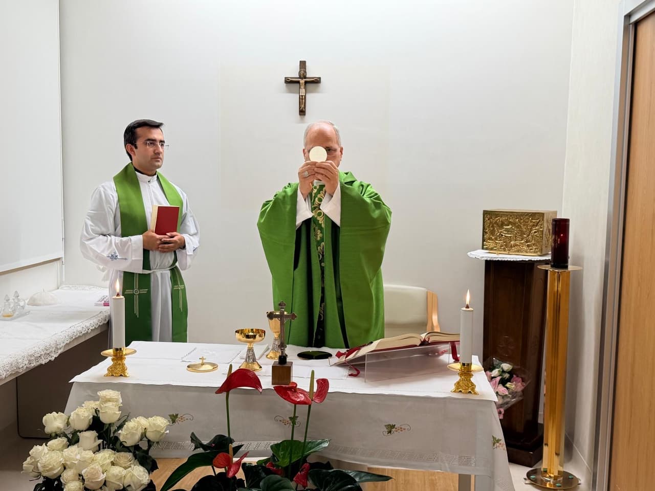 El papa León XIV continua su recuperación y celebra una misa desde el hospital