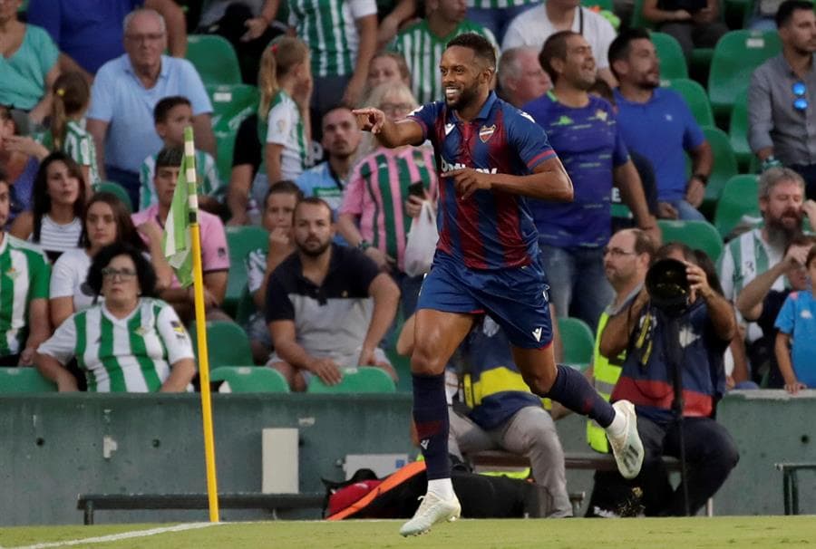 Los mexicanos Andrés Guardado y Diego Lainez forman parte de esta escuadra.