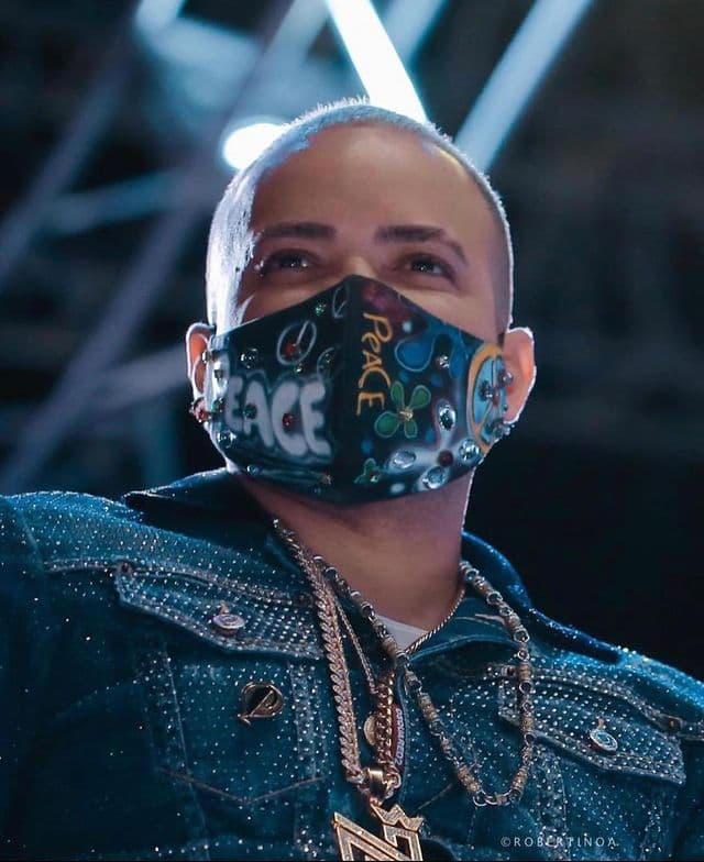 Relató que estaba en el aeropuerto de Santo Domingo cuando se encontró a una señora que lo enfrentó. Le reclamaba que no era justo que hubiera decidido no compartir con ellos (sus fans) "la bendición tan grande de tu primera hija".