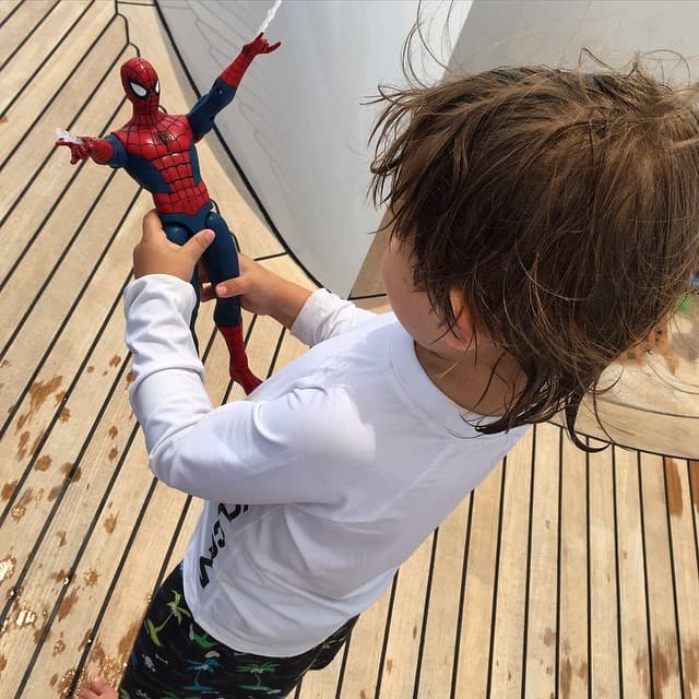 Por ello cuida de su hermanito en cada momento.