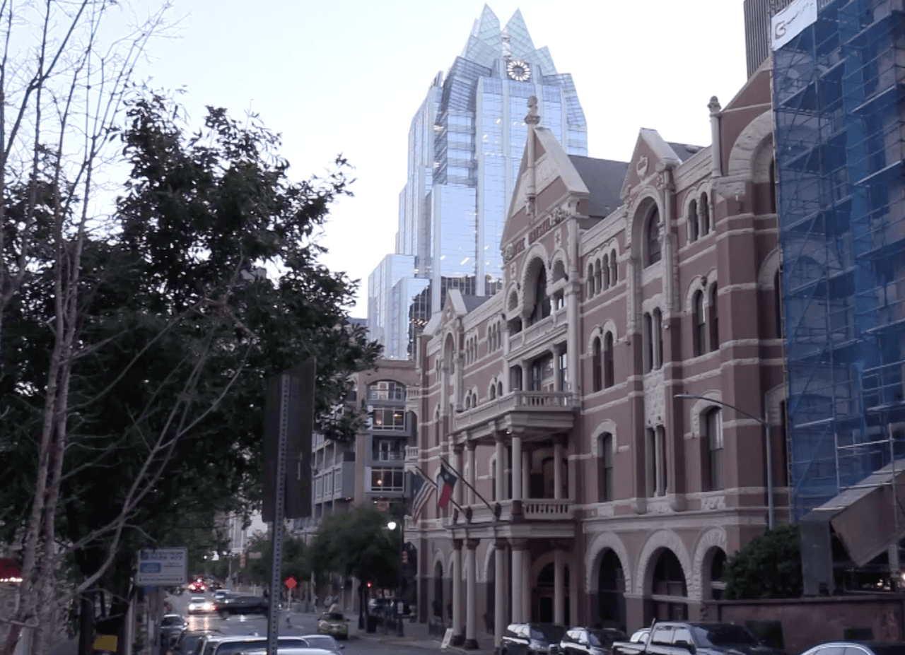 Con el tiempo varias leyendas comenzaron a compartirse entre las personas que se hospedaban en el lugar. Algunos residentes del área aseguran que por sus pasillos se pasean fantasmas y relatos de terror.