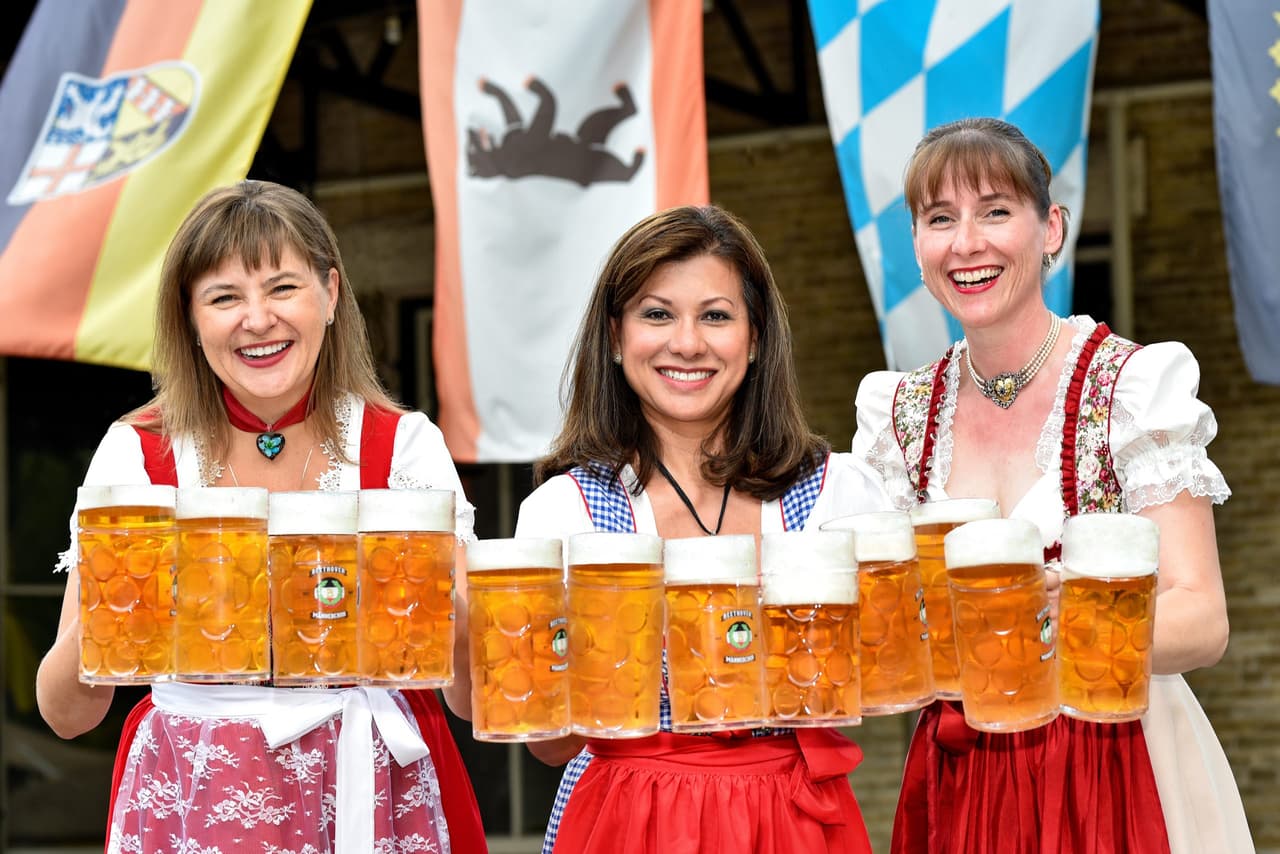 <h2 class="cms-H2-H2">Fiesta Gartenfest</h2>
<br>
<ul>
<li class="li1">Cuándo: 30 de abril</li>
</ul>
<ul>
<li class="li1">Hora: 16:00 a 24:00 horas</li>
</ul>
<ul>
<li class="li1">Dónde: Beethoven Halle and Garden</li>
</ul>
<ul>
<li class="li1">Qué es: Evento de la Sociedad de cantantes que preserva las tradiciones, el lenguaje, la música y la cultura alemana en San Antonio.</li>
</ul>
<ul>
<li class="li1">Costo: 8 dólares</li>
</ul>