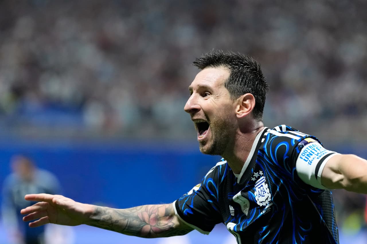 Messi enloquecido corre a abrazar a Lautaro.