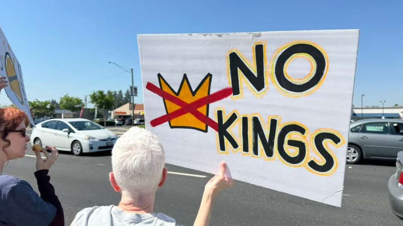 La protesta inició alrededor de las 10:00 am. frente al centro comercial River Park, en Fresno.