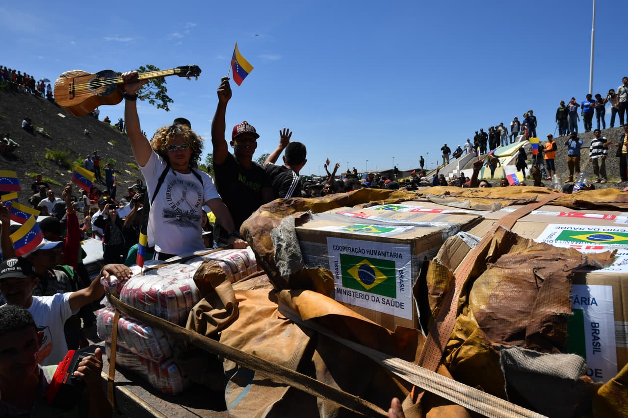 Varios camiones con ayuda humanitaria esperan para pasar la frontera hacia Venezuela en Roraima, Brasil.