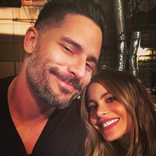 A veces Joe la sorprende en el set de 'Modern family' y la lleva a cenar después de largas horas de trabajo.