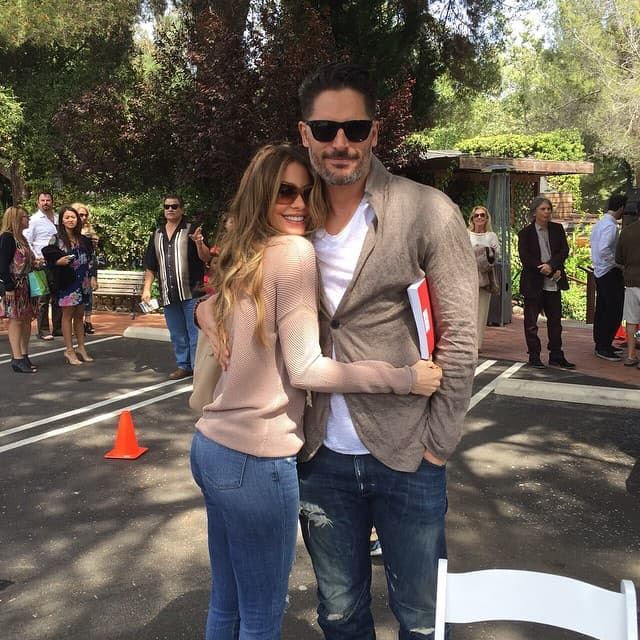 Pasean los domingos como cualquier pareja.