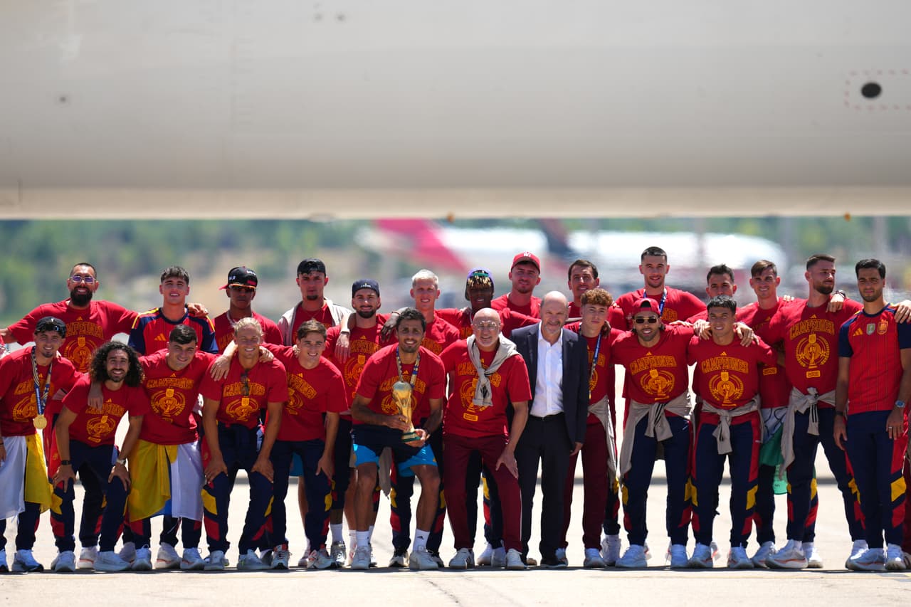 Jugadores de la selección española de futbol posan con el trofeo de la Copa del Mundo a su llegada al aeropuerto de Madrid el lunes 20 de julio de 2026, tras proclamarse campeones del mundo con la victoria sobre Argentina en la final.
