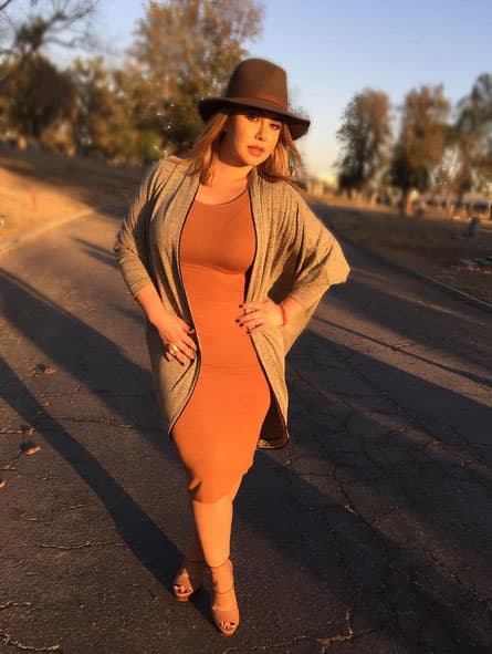 Aún pensando en un look más casual, Chiquis Rivera repitió la fórmula: vestido ajustado, cardigan largo y para complementar el
<i>look</i> lució un sombrero de fieltro de ala ancha.
