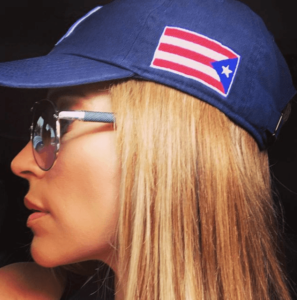 <b>Jackie Guerrido</b>:
<br>La locutora de El Jangueo recordó sus raíces y desde el Bronx, en Nueva York, vistió una gorra con la bandera de Puerto Rico.