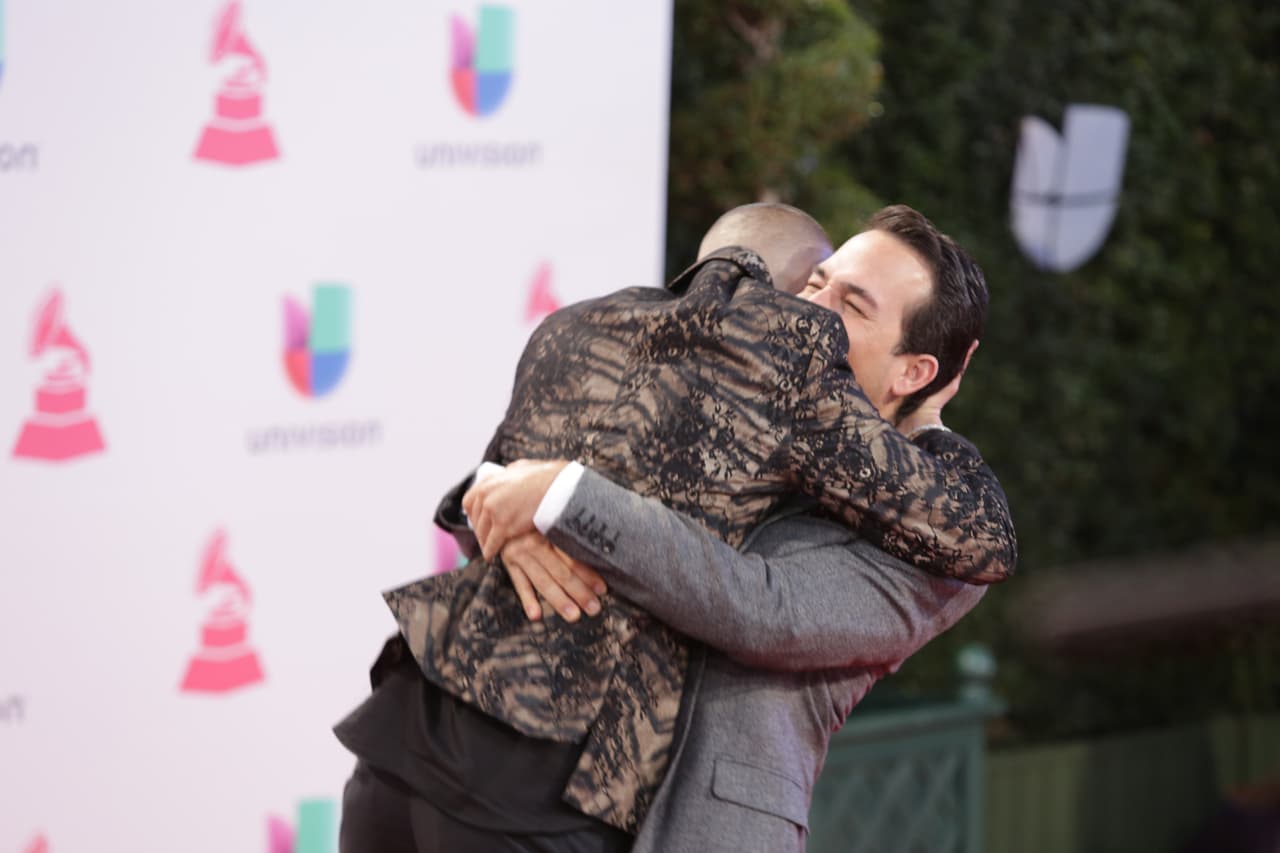 ¡Son tan buenos amigos que no dudaron en abrazarse emotivamente frente a las cámaras!