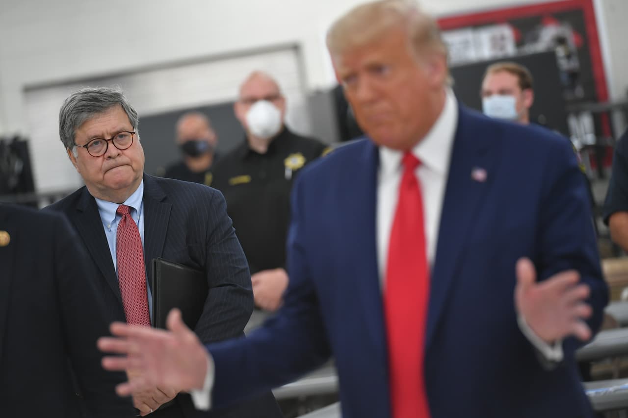 <br>El fiscal general de los Estados Unidos, William Barr (izquierda) escucha al presidente de los Estados Unidos, Donald Trump, hablar con funcionarios en septiembre de 2020.