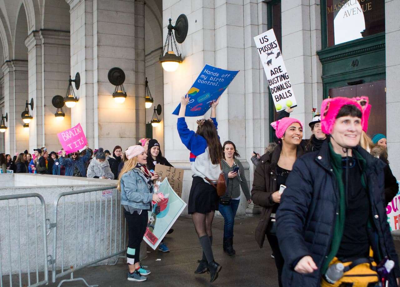 Las mujeres salen de la estación con pancartas en contra del presidente, Donald Trump. Le han declarado su insatisfacción con sus declaraciones sobre la mujer.
<br>
<br>Foto: GrettyImages