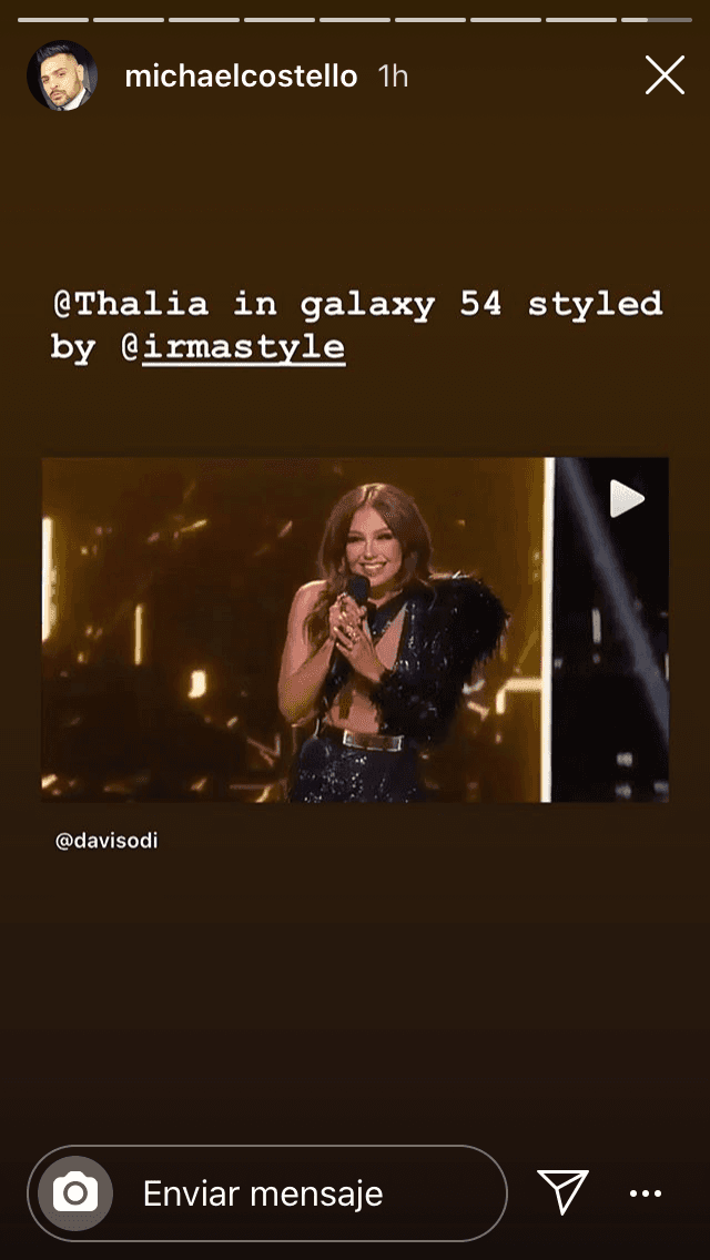 Para la ocasión, lució seis distintos looks a lo largo de la velada. El primero de ellos fue este vestido Michael Costello.
<br>