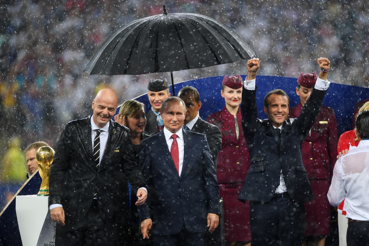 Lo curioso fue que el resto de los presidentes estaban mojándose con la lluvia torrencial y nadie pensó en cubrirlos.