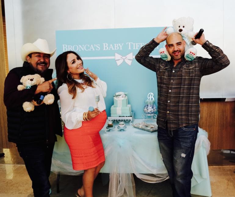 Sus compañeros de
<b>El Bueno, La Mala y El Feo</b>, con quienes trabajaba directamente en ese entonces, la sorprendieron con un
<b>'Baby Shower'</b>.
