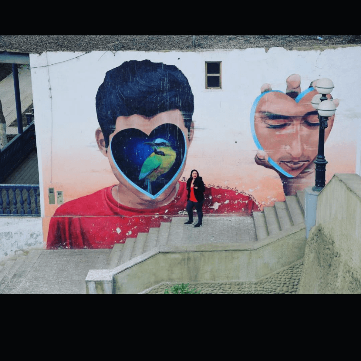 Su amor por el arte no conoce fronteras: aquí, en Lima, Perú, posando con un grafiti poco convencional.