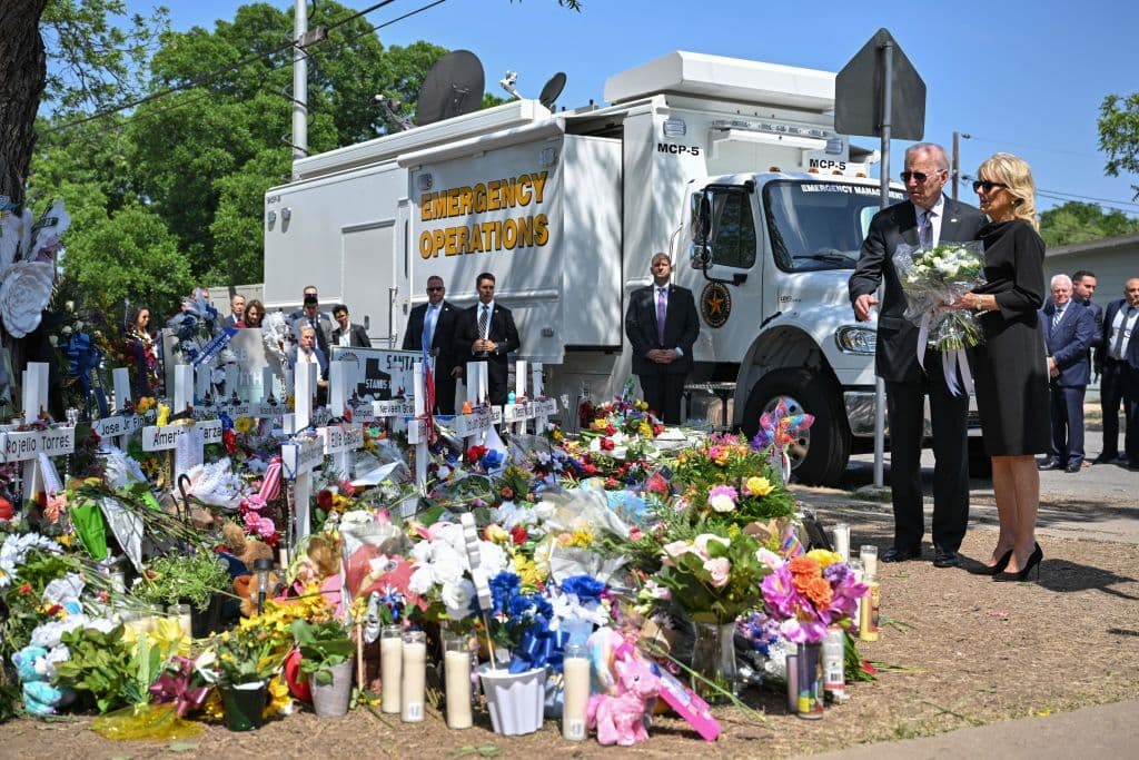 Su primera parada fue la escuela primaria Robb, lugar de la tragedia, en cuyo perímetro familiares, amigos y habitantes de Uvalde erigieron con flores, cruces, mensajes, cartulinas y otros recuerdos, un memorial para las 21 víctimas mortales. Ahí la pareja presidencial depositó un ramo de flores blancas.