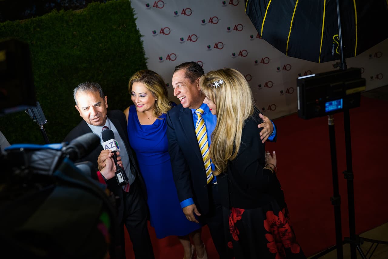 Felipe Corral, Johana Molina, Johnny Dilone y Gina Santiago siendo entrevistados por Jorge Valenzuela para Univision Arizona.
<br>