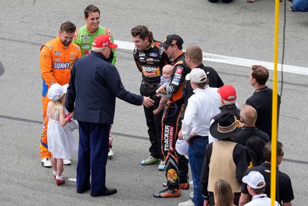 En 2018, Trump recibió en la Casa Blanca al campeón de la NASCAR Cup Series, Martin Truex Jr., y al equipo Furniture Row Racing. El deporte mantiene una base de seguidores tradicionalmente conservadora.