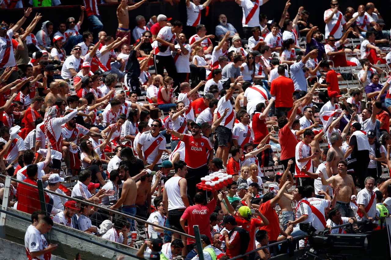 Una avalancha humana se tomaba cada espacio del estadio de River.