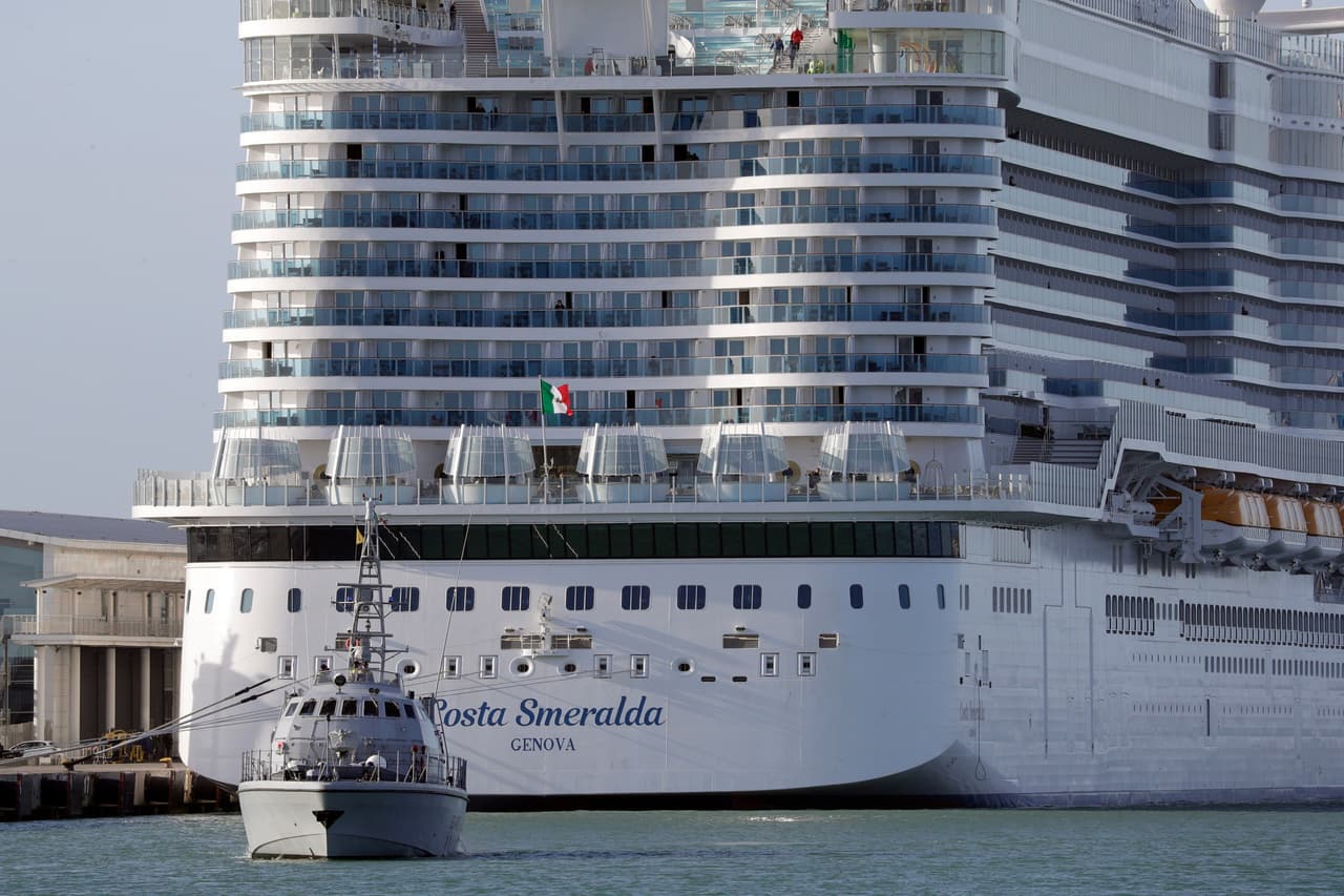 El crucero Costa Smeralda varado este jueves en Civitavecchia, un puerto cerca de Roma, mientras dos pasajeros chinos eran evaluados.