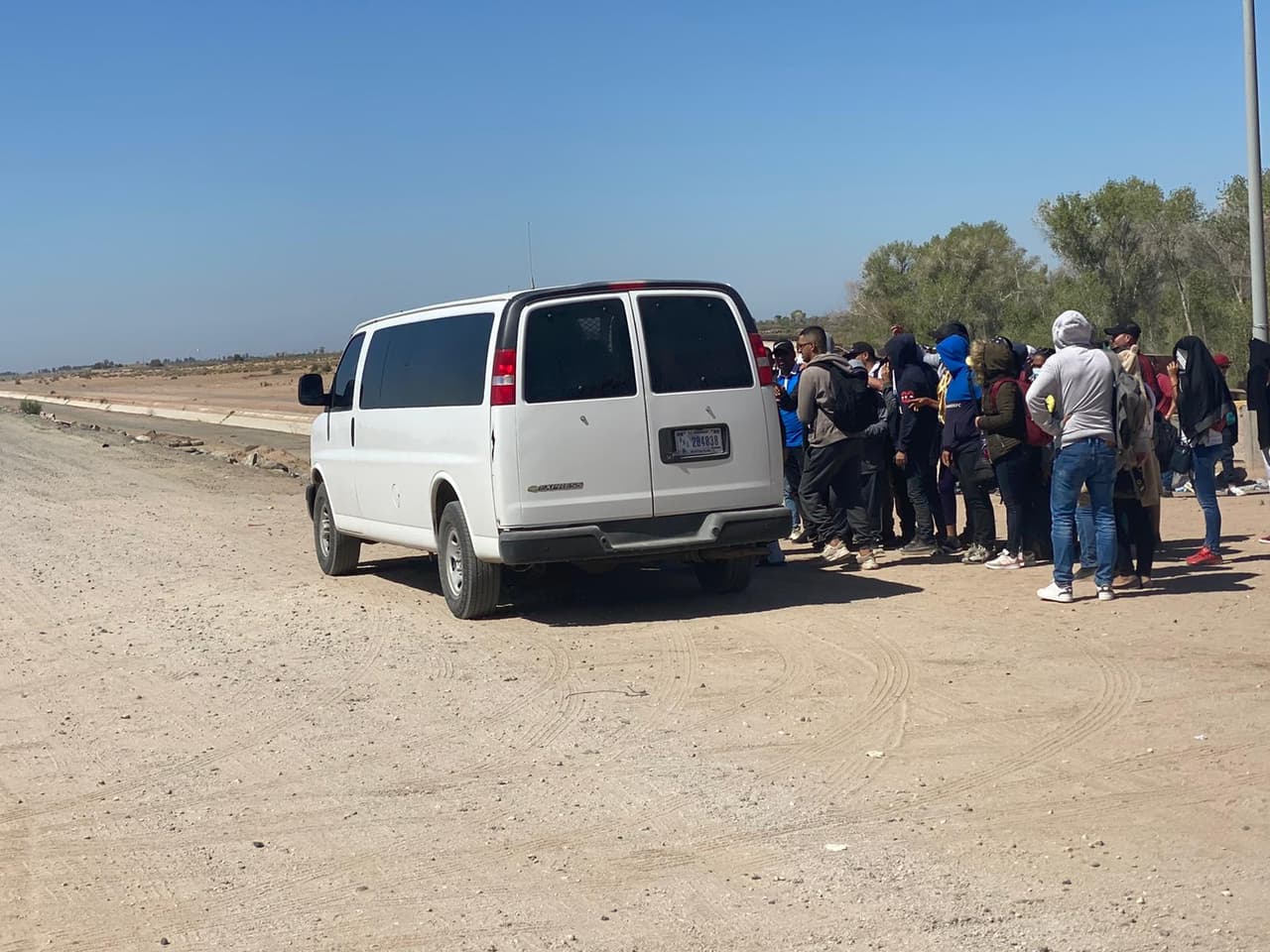 Sin importar las condiciones del clima, los migrantes buscan llegar a Estados Unidos aunque se pongan en riesgo.