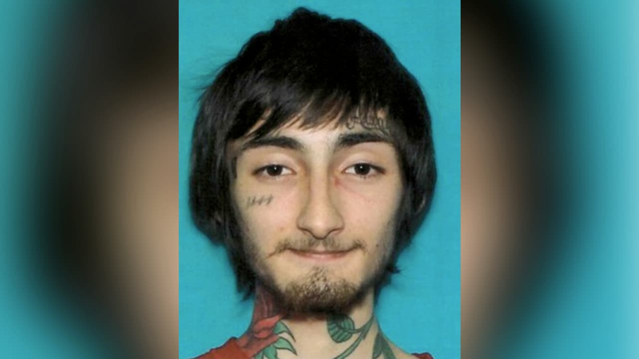 Papá de Robert Crimo acusado de tiroteo en Highland Park lo ayudó a solicitar permiso para armas