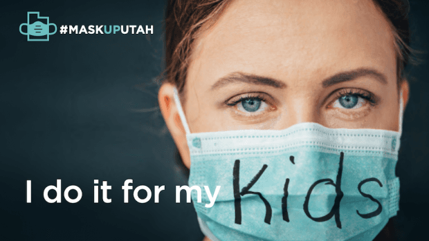 Uno de los avisos de la iniciativa #MaskUpUtah de la Asociación de Hospitales de Utah, para alentar el uso de máscaras en el estado.
