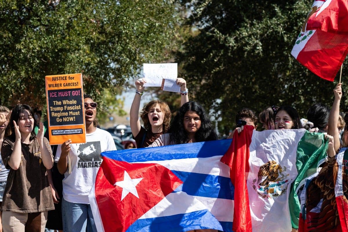 Estudiantes de Texas alzan la voz por familias migrantes ante redadas en EEUU
