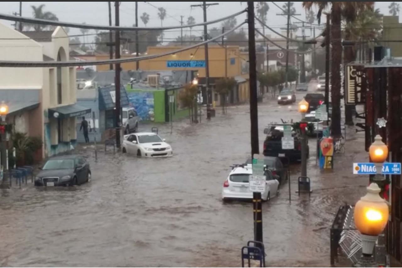 Esta imagen muestra las condiciones que se viven en la ciudad de San Diego donde también llegaron las lluvias.