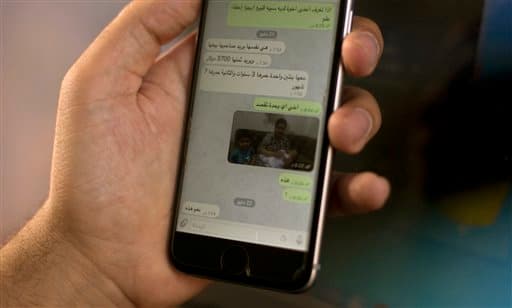 Un activista muestra una conversación en una aplicación de WhatsApp en la que se ofrece a la venta a una mujer con sus dos hijas.
