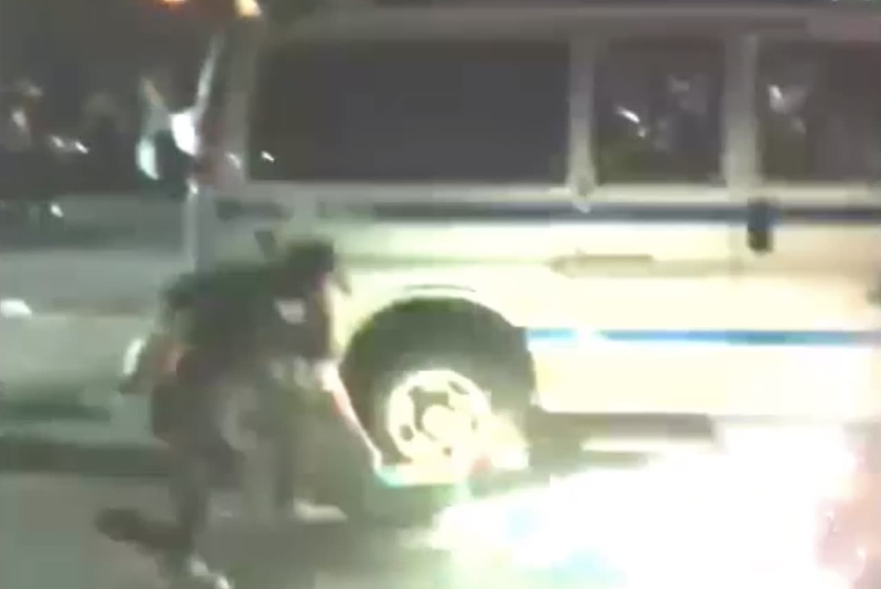 Buscan a sospechosos de incendiar patrulla de la policía durante protestas en Nueva York