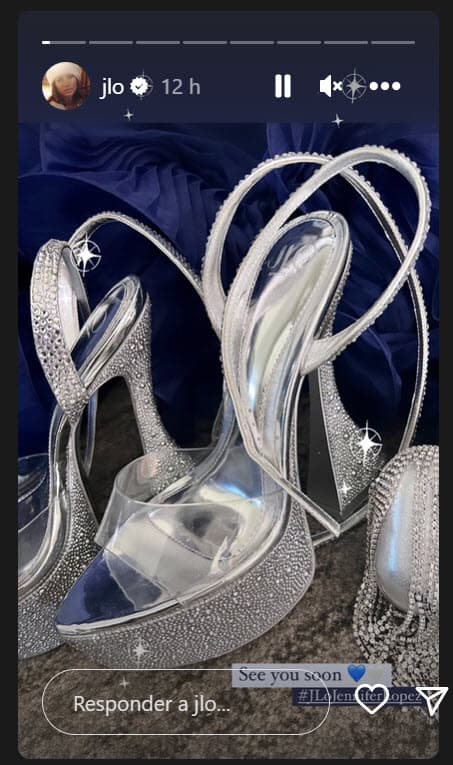 También lo combinó con tacones transparentes y plateados.
<br>