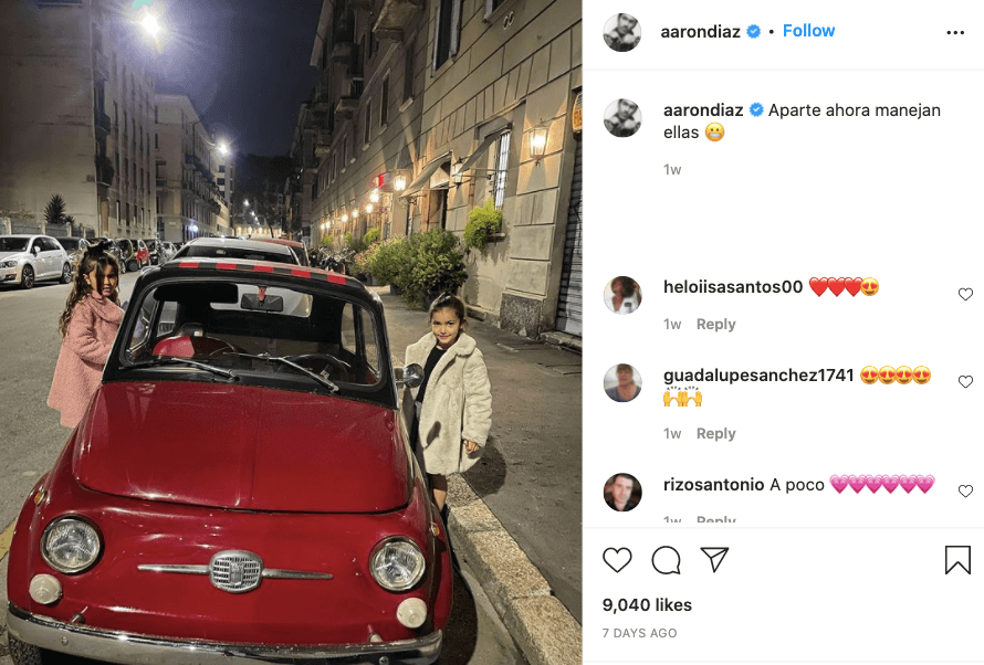 Aarón Díaz publicó otra foto de sus hijas donde se ven a punto de subir a un carro rojo, diciendo de broma que incluso “ahora manejan ellas”.