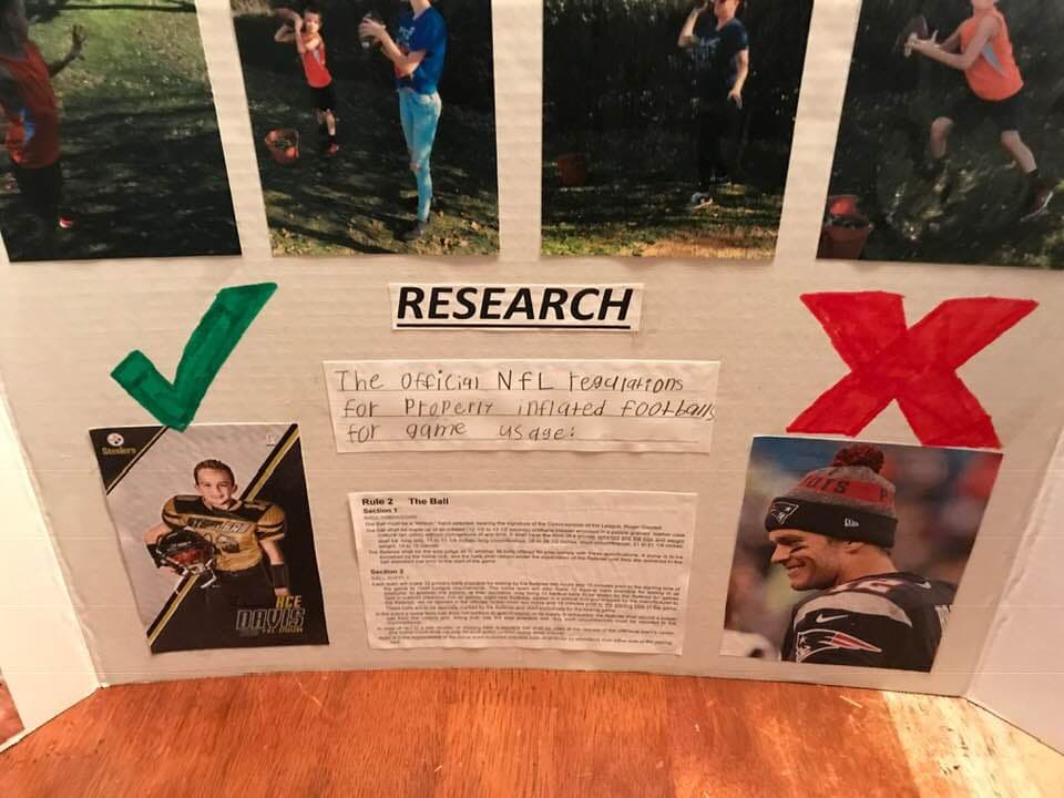 Otro de los sellos que se pueden hallar es una foto de Ace (quien juega como QB en su equipo, por cierto) con su uniforme de fútbol americano, con una palomita al lado, y otra de Brady, con una equis,