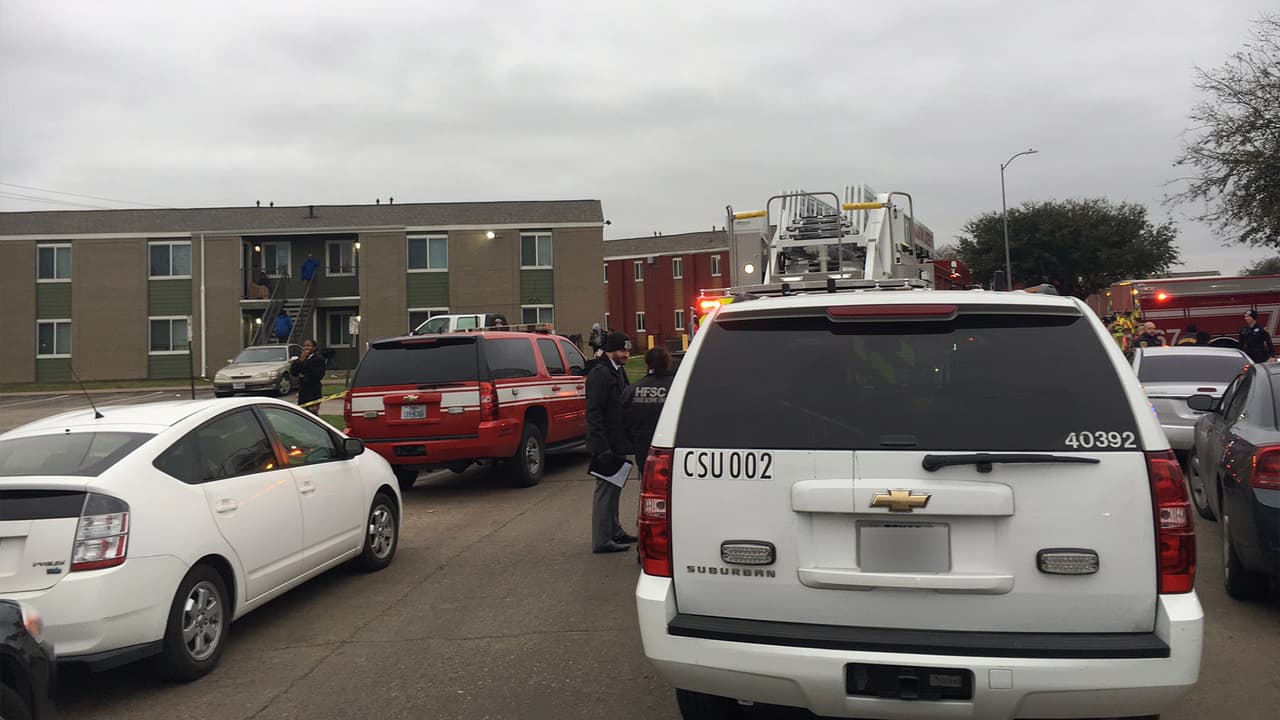 Reportan una persona muerta en un apartamento que se incendiaba al noroeste de Houston