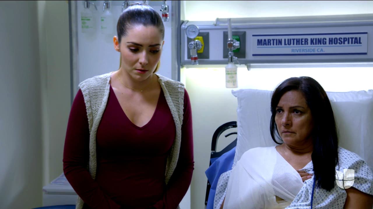 Estela encontró un gran problema, pues para dar de alta a Chayo un familiar debía firmar la orden.