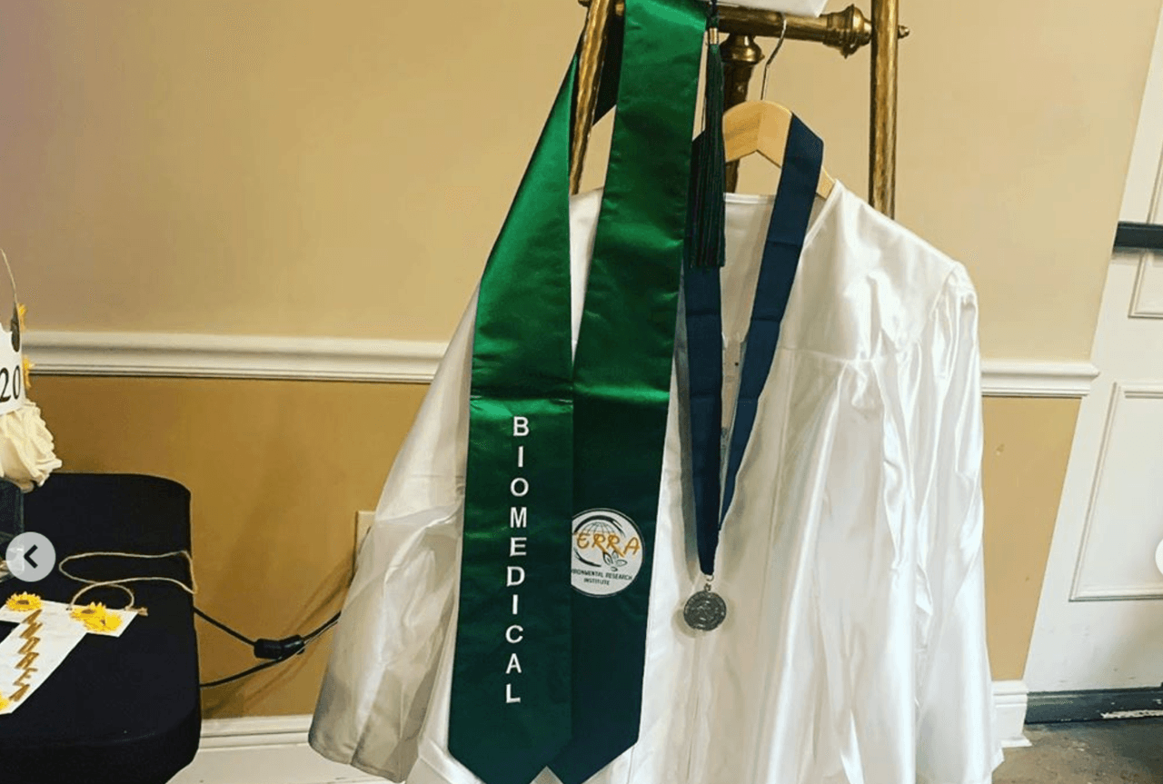 Su traje de graduación quedó colgado junto al féretro durante el velorio, pues este año se graduaba en la escuela secundaria.