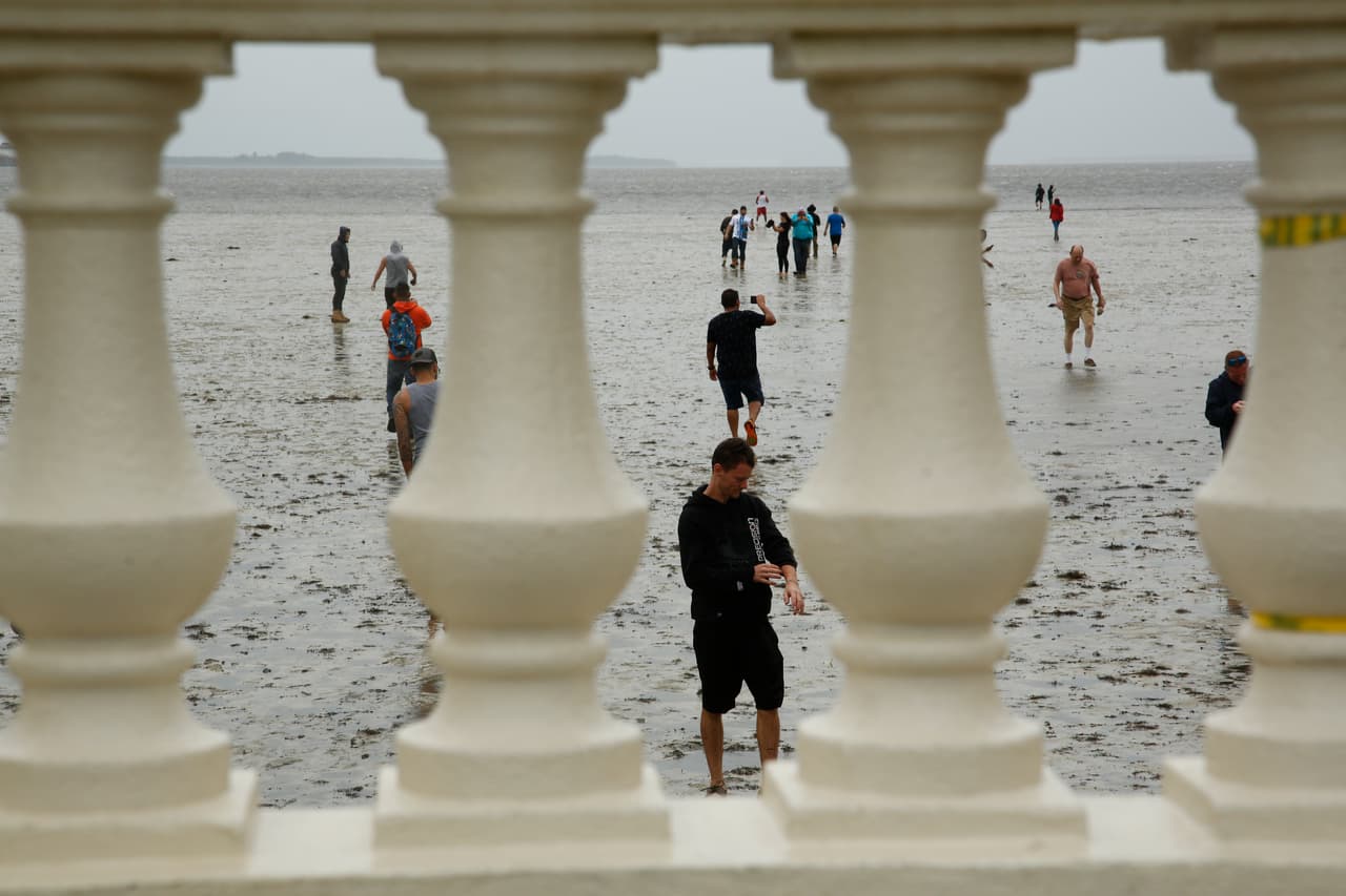 Mientras en Tampa esperan la llegada de Irma, en la costa del este, el huracán dejó varias zonas inundadas, como Miami Beach y el distrito financiero de Brickell.
<br>