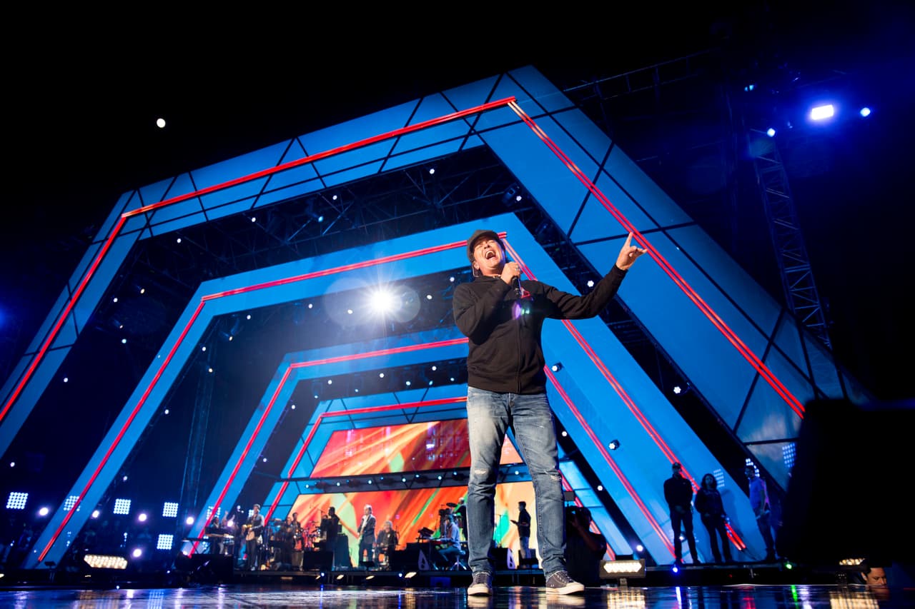 RIseUp As One JuevesEl cantante colombiano se desplazó por todos los rincones de escenario.