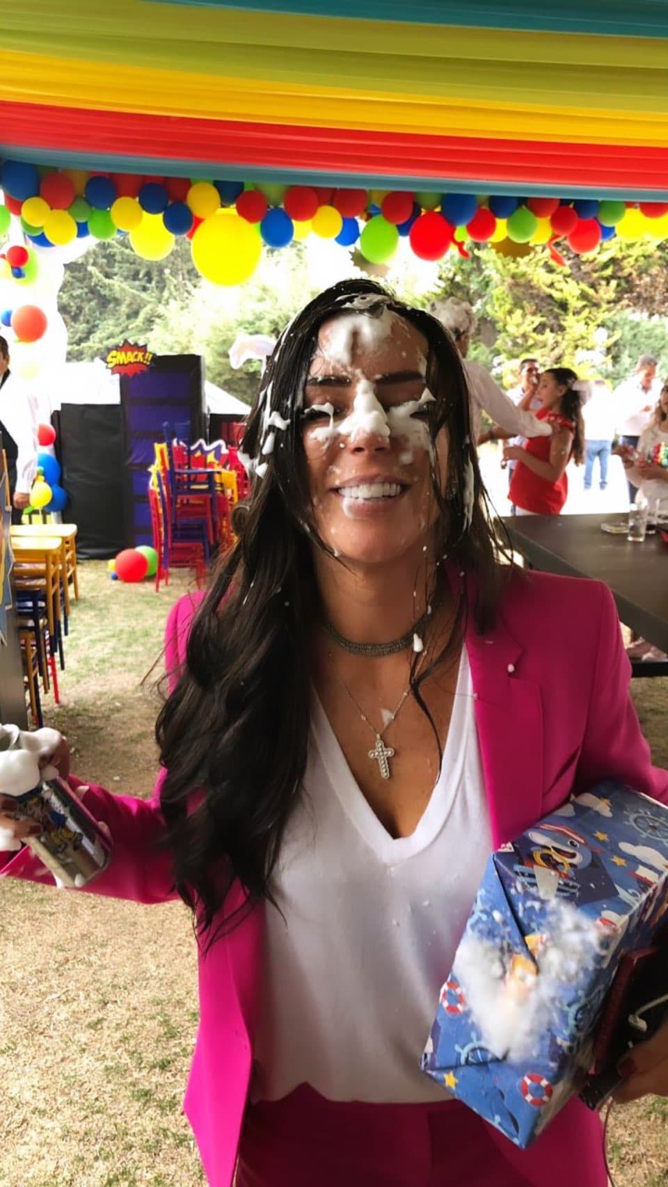 Galilea no intentó defenderse en ningún momento, sólo trataba de escapar. Probablemente no quería lastimar a Inés. Sin embargo, alguién más le hizo justicia: el mismo hermano de Inés Gómez Mont, quien la llenó de espuma en venganza de todos los afectados.