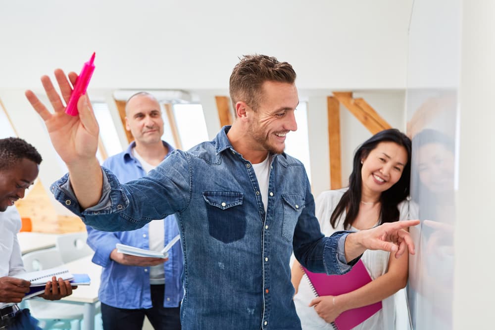 <h3 class="cms-H3-H3">Escorpión en el mes de Géminis</h3>
<br>En esta etapa, presentarás un nuevo rostro dentro de las situaciones que surgen, resolverás de una forma dinámica esas cuestiones que hasta ahora estabas mirando desde otro punto de vista. Todos se asombran cuando tú en un trabajo, en una reunión de familia, en cierta situación seas quien resuelvas inmediatamente ese problema que nadie podía solucionar.
<br>