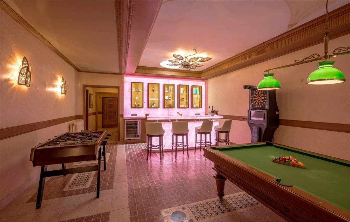 El lugar donde posiblemente podría vivir Messi y su familia es llamado Palacio Rosa (Palais Rose), construcción del año 1900 inspirada en el Grand Trianon y que está catalogado como monumento de interés histórico, pues cuenta con techos altos, grandes ventanas y muebles de la época. La residencia se encuentra 20 minutos de París.