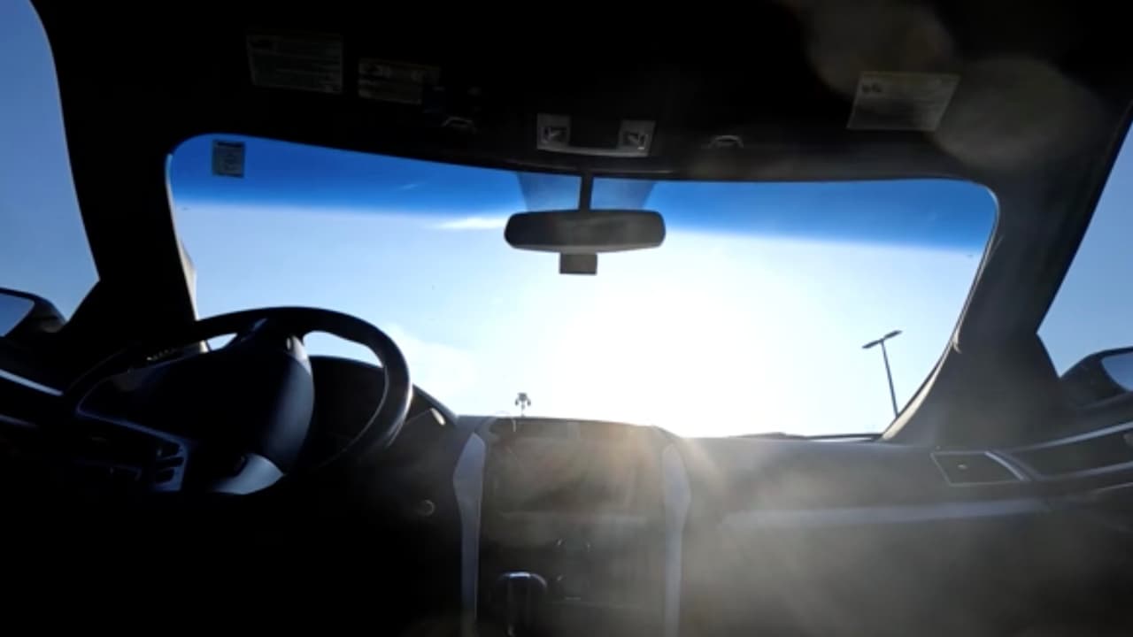 La mamá notó que el niño no estaba por ningún lado hasta que salió corriendo y descubrió que todavía estaba abrochado en su asiento de seguridad, expuesto a altas temperaturas.