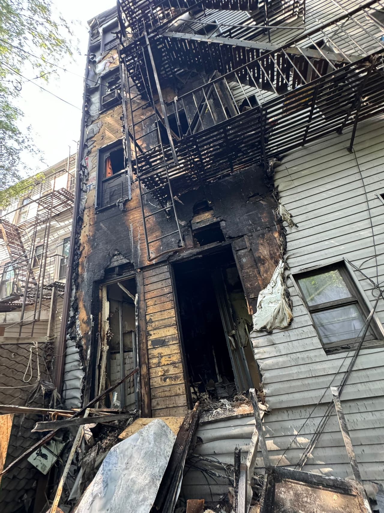 Unas 17 personas quedaron sin hogar a causa del siniestro.
<br>