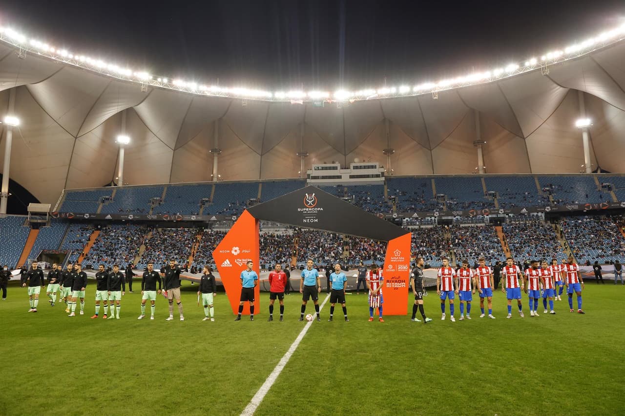 Athletic deja fuera al Atlético de Madrid en la semifinal de la Supercopa de España, con marcador de 2-1 y se enfrentará al Real Madrid por el título. Yeray Alvarez (77') y Nico Williams (81') le dieron el triunfo a los leones. Unaí Simón le dio el único gol a los colchoneros y fue en contra.