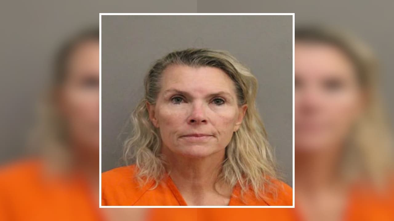 Fijan fianza de $100 a conductora acusada de manejar ebria tras chocar contra un camión de U-Haul en Houston