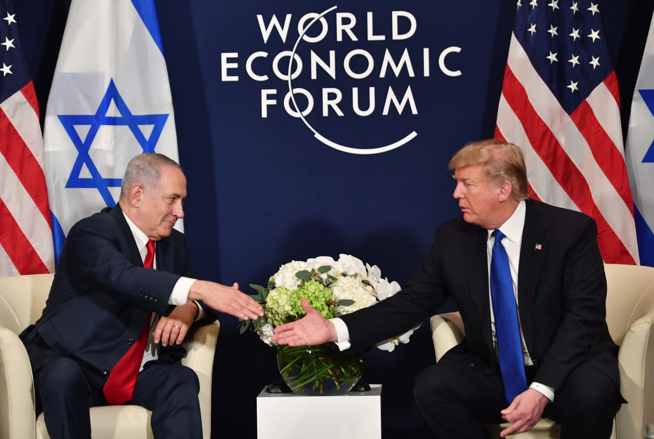 El presidente aprovechóo el evento para reunirse con otros mandatarios mundiales. A la salida del encuentro con el primer ministro de Israel, Benjamín Netanyahu, Donald Trump anunció a modo de represalia que la ayuda que económica que EEUU presta a Palestina sería suspendida si sus líderes no regresan a la mesa de negociaciones con Israel.