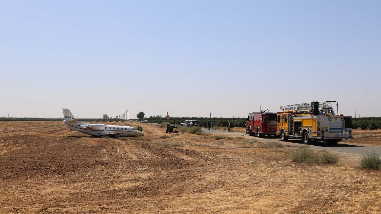 Según el informe, la avioneta se estrelló en un campo cercano al aeropuerto.